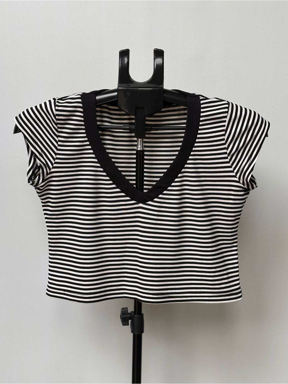Striped Black and White Cropped V-Neck Cap Sleeves Top Women’s Size S Small